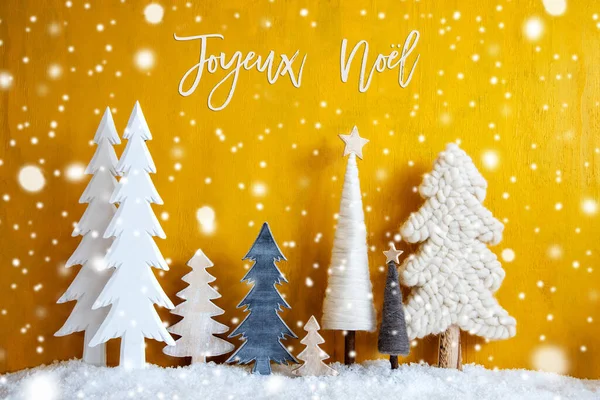 Albero di Natale, Fiocchi di neve, sfondo giallo, Joyeux Noel significa Buon Natale — Foto Stock