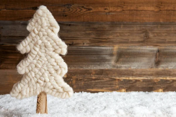 ファブリッククリスマスツリー、雪、コピースペース、ブラウン木製の素朴な背景 — ストック写真