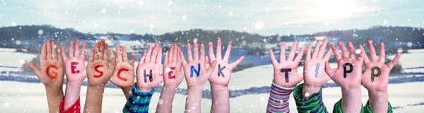 Dzieci Ręce budynku Geschenk Tipp oznacza wskazówka prezent, śnieg zima tle — Zdjęcie stockowe