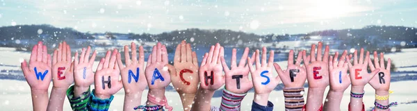 Crianças mãos construção Weihnachtsfeier significa festa de Natal, fundo de inverno — Fotografia de Stock