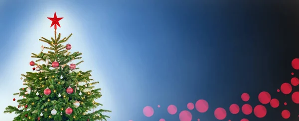 Рождественская елка с украшением, синий фон, красный Bokeh, скопировать пространство — стоковое фото