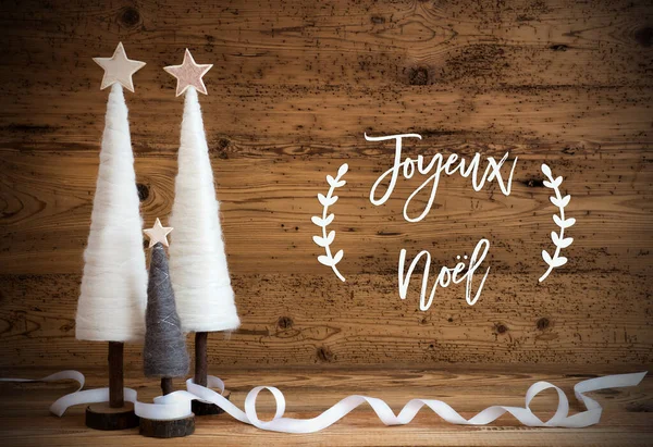 白いクリスマスツリー、木製の背景、 Joyeuxノエルはメリークリスマスを意味する — ストック写真