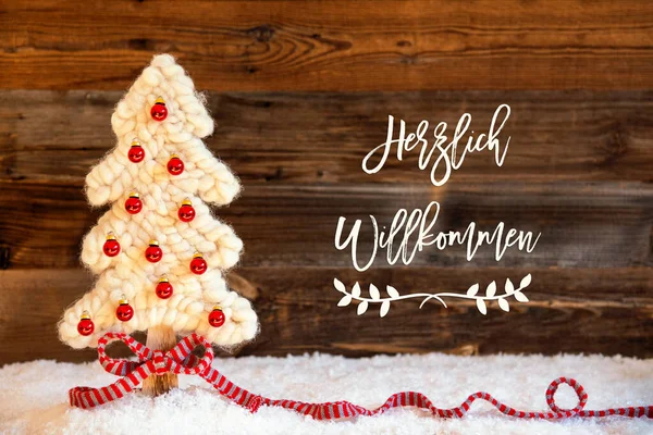 Albero di Natale in tessuto, palla, neve, Herzlich Willkommen significa benvenuto — Foto Stock