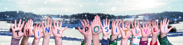 Bambini mani di costruzione parola pensare positivo, innevato sfondo invernale — Foto Stock