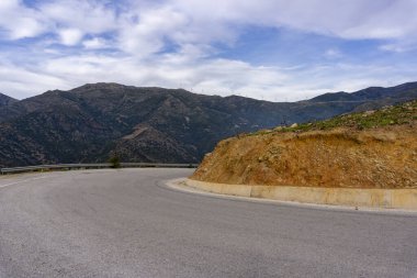Yükseklerde, uçurumun üstünde boş dağ yılanı yolu var. Tehlikeli sürüş, dönmeden önce yavaşla..