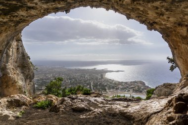 Dağ mağarasından deniz kıyısı ve plajların manzarası. Yürüyüş ve tırmanma, macera, vahşi doğa, ulusal park.