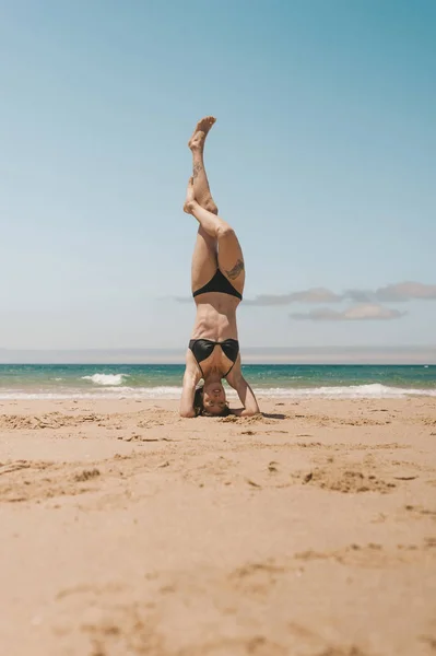 Young Woman Practicing Headstand Sandy Beach Summer Day — Stock Photo, Image