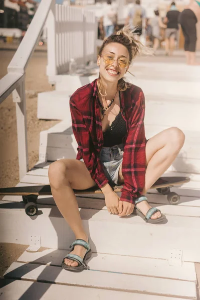 Jovem Mulher Sorridente Óculos Sol Camisa Descansando Longboard Escadas Madeira — Fotografia de Stock