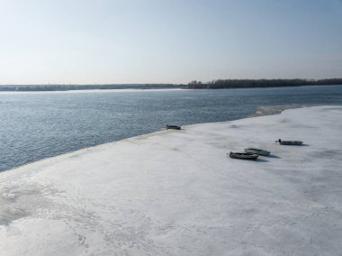 doğal nehir banka kar, Kiev, Ukrayna ile kaplı tekne ile havadan görünümü