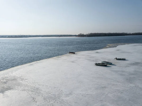 Vista Aérea Orilla Del Río Escénico Con Barcos Cubiertos Nieve —  Fotos de Stock