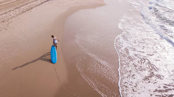 Vista Aérea Mujer Traje Baño Blanco Tirando Tabla Surf Playa — Foto de Stock