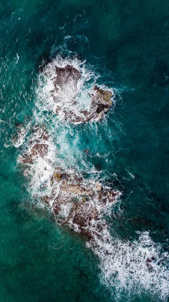 青い海 テルアビブ イスラエルの岩に砕ける波の空撮 — ストック写真