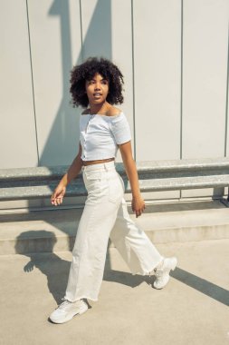 yürüyüş ve uzağa sokakta arıyorum güzel şık Afro-Amerikan kızın yüksek açılı görünüş