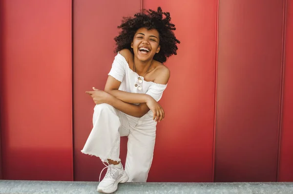 Bella Felice Giovane Donna Africana Americana Ridendo Sulla Strada — Foto Stock