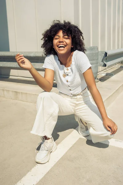 Feliz Joven Afroamericana Mujer Agachándose Riendo Calle —  Fotos de Stock