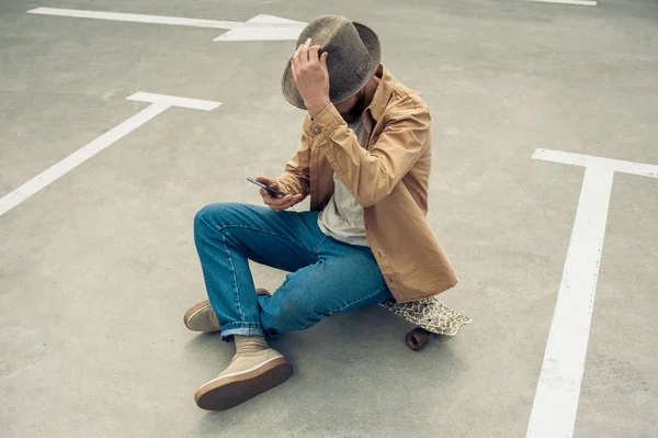 Vista Ángulo Alto Hombre Con Estilo Sombrero Sentado Monopatín Uso — Foto de Stock