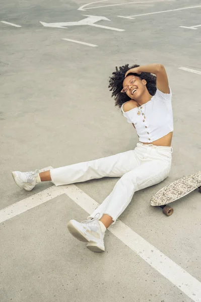 Vista Alto Ângulo Menina Americana Africana Alegre Sentado Perto Skate — Fotografia de Stock Grátis
