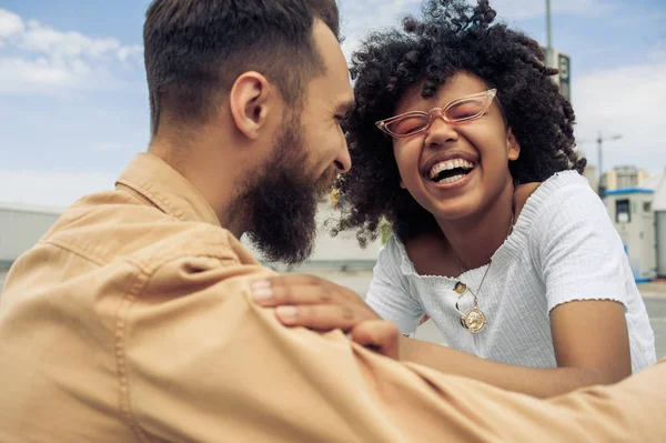 Feliz Jovem Casal Multiétnico Divertindo Rindo Rua — Fotografia de Stock