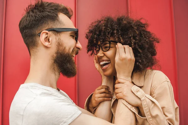 Glada Unga Interracial Par Glasögon Att Roligt Tillsammans Gatan — Stockfoto