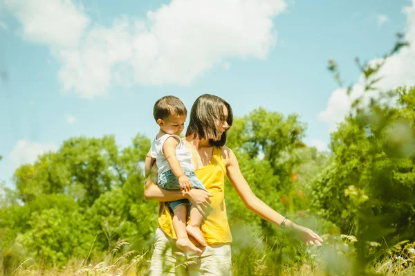 Mãe Segurando Filho Andando Campo Dia Ensolarado — Fotografia de Stock