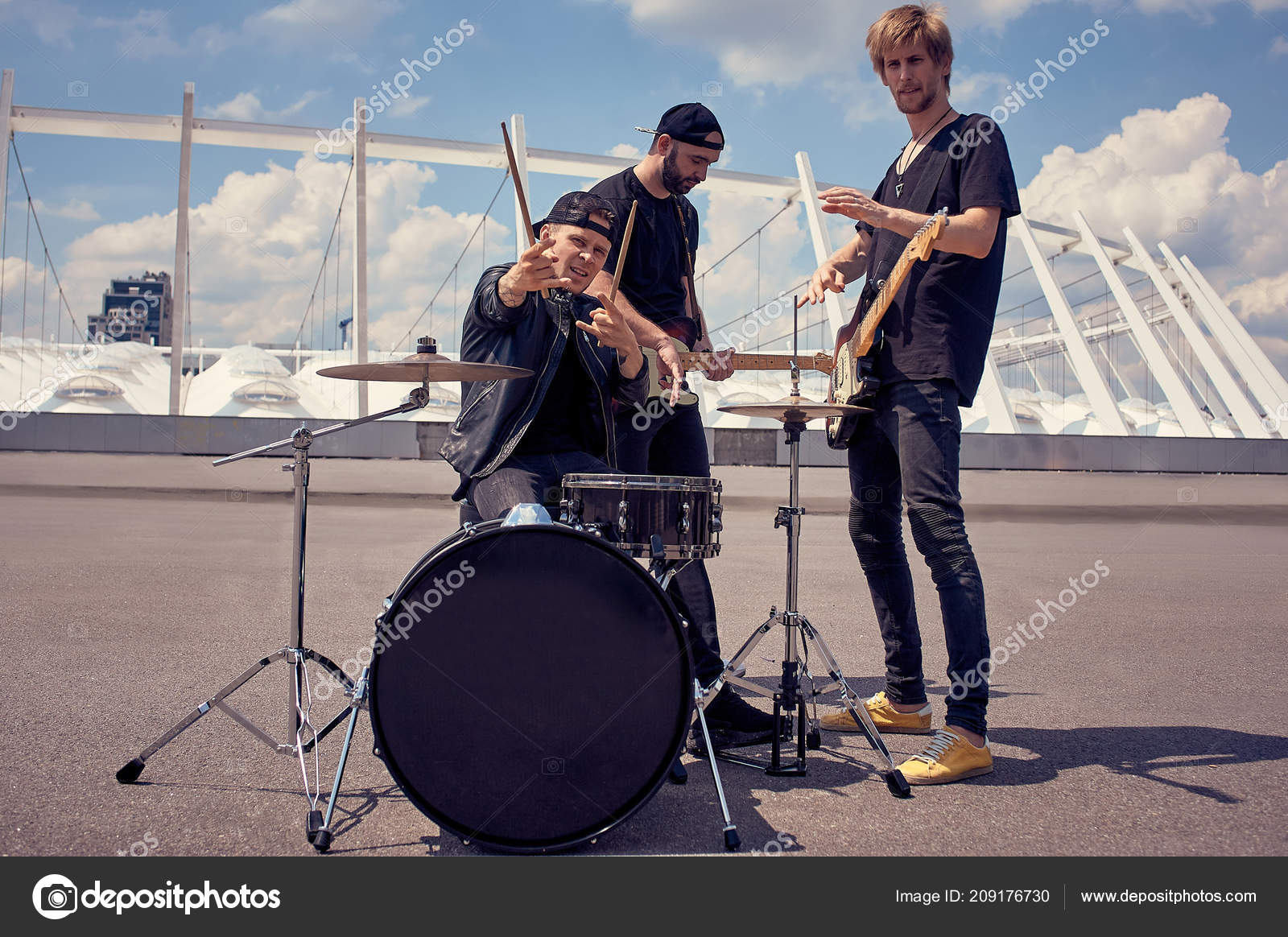 Groupe Rock Vetements Noirs Jouant Musique Dans Rue Photo de stock par VeronikaGorBO 209176730