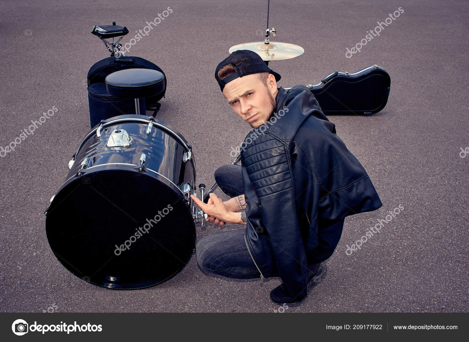 Drummer Black Clothing Pointing Drum Kit Street — Free Stock Photo