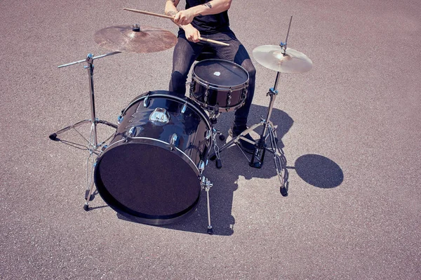 Bijgesneden Schot Van Getatoeëerd Drummer Bespelen Van Drums Straat — Stockfoto