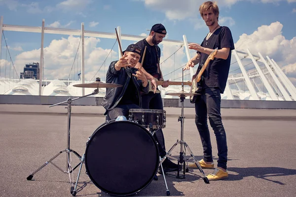 Groupe Rock Vêtements Noirs Jouant Musique Dans Rue Image En Vente