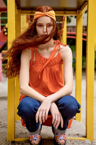Κομψή Κομψό Κορίτσι Κόκκινα Μαλλιά Ποζάρει Πορτοκαλί Κορδέλα — Φωτογραφία Αρχείου