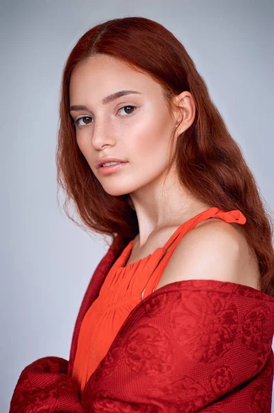 Retrato Menina Elegante Elegante Com Cabelo Vermelho Isolado Cinza — Fotografia de Stock