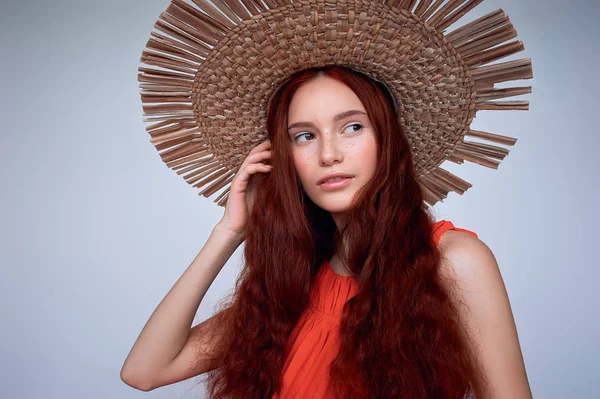 Mulher Elegante Com Cabelo Vermelho Posando Chapéu Palha Isolado Cinza — Fotografia de Stock