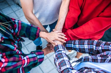 Sokakta genç arkadaşlar istifleme kırpılmış atış eller