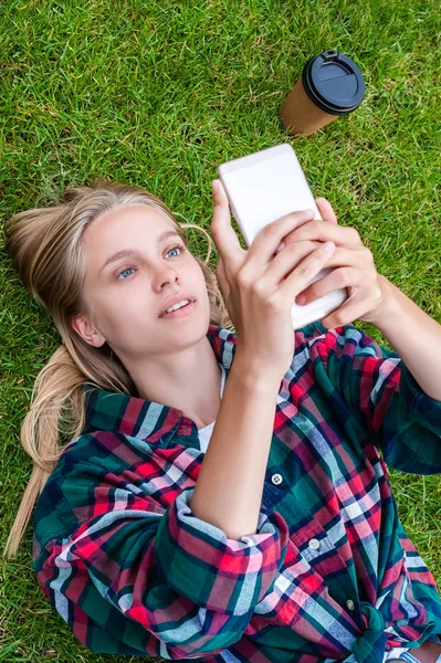 Gyönyörű Szőke Lány Feküdt Füvön Használ Smartphone Magas Szög Kilátás — Stock Fotó