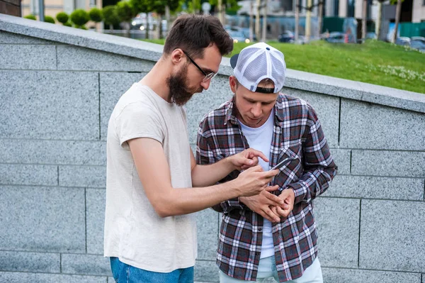 Handsome Young Men Using Smartphone Street — Free Stock Photo