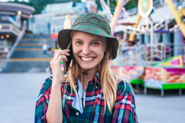 Glad Ung Kvinna Talar Smartphone Och Ler Mot Kameran Nöjesparken — Stockfoto