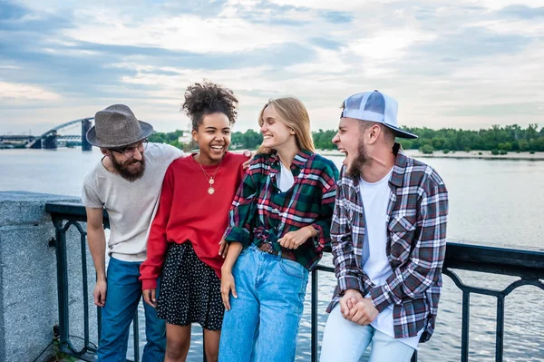 Alegre Jóvenes Amigos Multiétnicos Pasar Tiempo Juntos Riendo Orillas Del — Foto de Stock