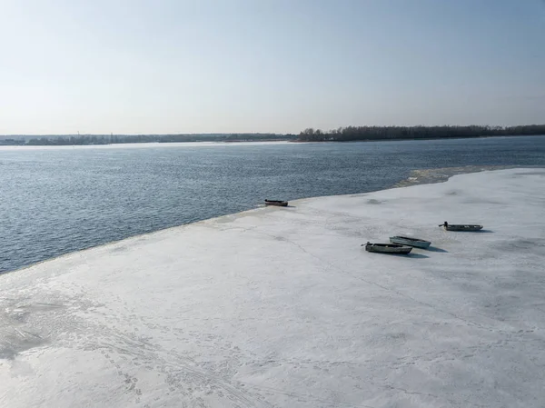 Luftaufnahme des malerischen Flussufers mit schneebedeckten Booten, Kyiw, Ukraine — Stockfoto