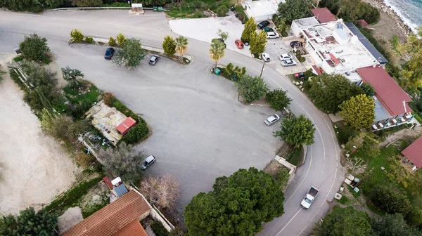 Luftaufnahme von Häusern mit Parkplätzen umgeben von verschiedenen Bäumen, israel — Stockfoto