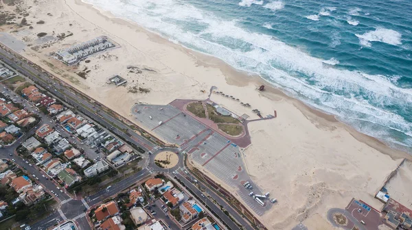 Воздушный вид города с большим количеством небольших домов и песчаного побережья, Ашдод, Израиль — стоковое фото