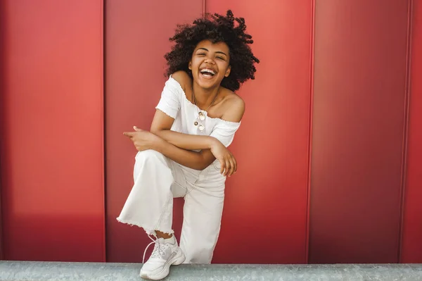 Bella felice giovane donna africana americana ridendo sulla strada — Foto stock