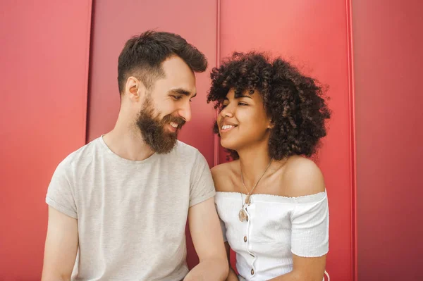 Hermosa feliz joven elegante pareja multiétnica sonriendo juntos - foto de stock