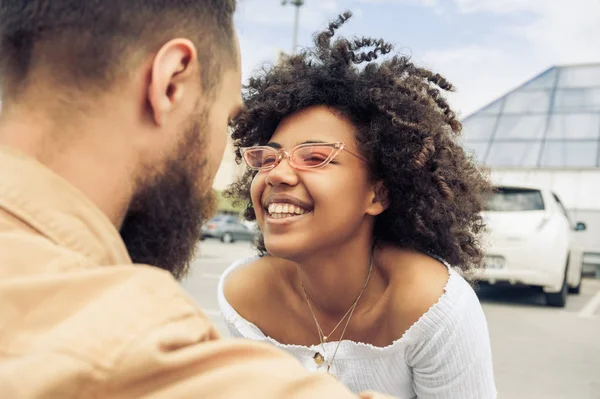 Bela feliz jovem casal multirracial rindo juntos na rua — Fotografia de Stock