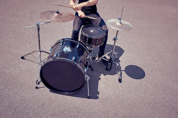 Corte tiro de tatuado baterista tocando bateria na rua — Fotografia de Stock