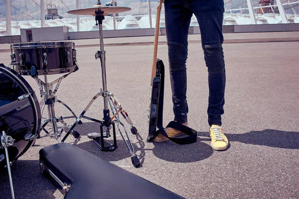 Частичный взгляд музыканта, стоящего рядом с музыкальными инструментами на улице — стоковое фото