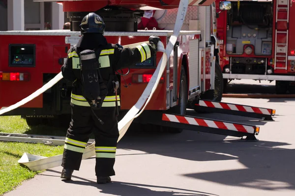 Пожежник Розмотує Гідрант Біля Пожежної Машини — стокове фото
