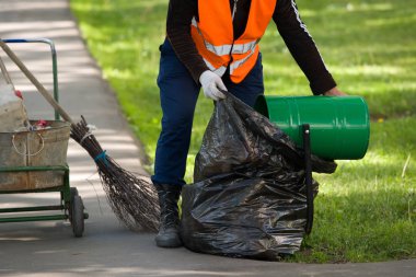 Hademe urn siyah bir paket içinde gelen çöp atar