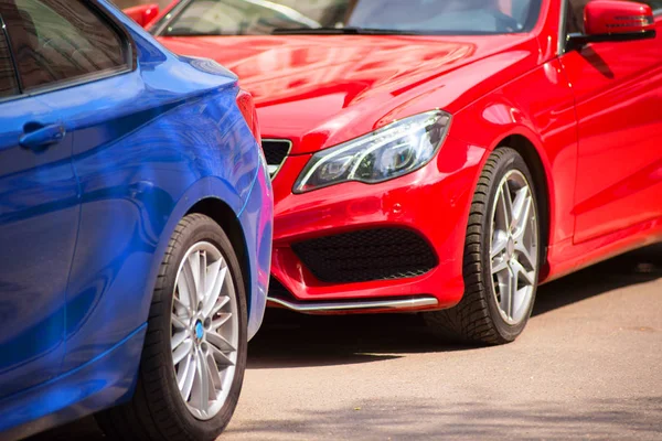 Blauwe Rode Auto Parkeerplaats Close — Stockfoto