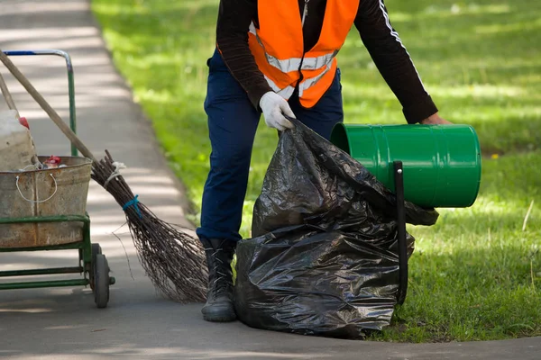 Hademe urn siyah bir paket içinde gelen çöp atar