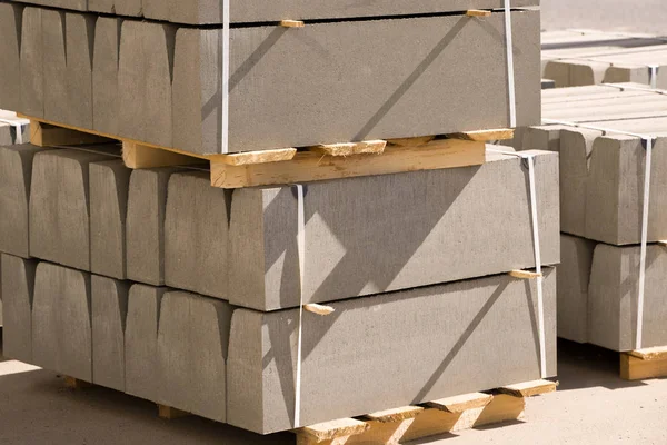 Palet üzerindeki yeni curbs, yol onarır