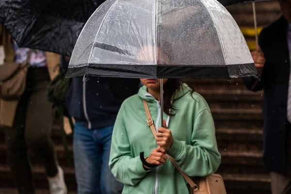 Kız holding ıslak şeffaf şemsiye